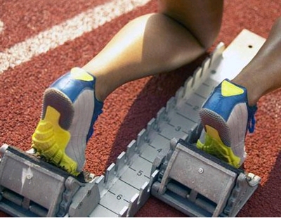 How to use the starting blocks of track and field equipment?