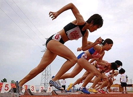 How to use the starting blocks of track and field equipment?