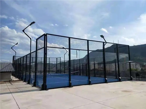 What is a panoramic padel court?